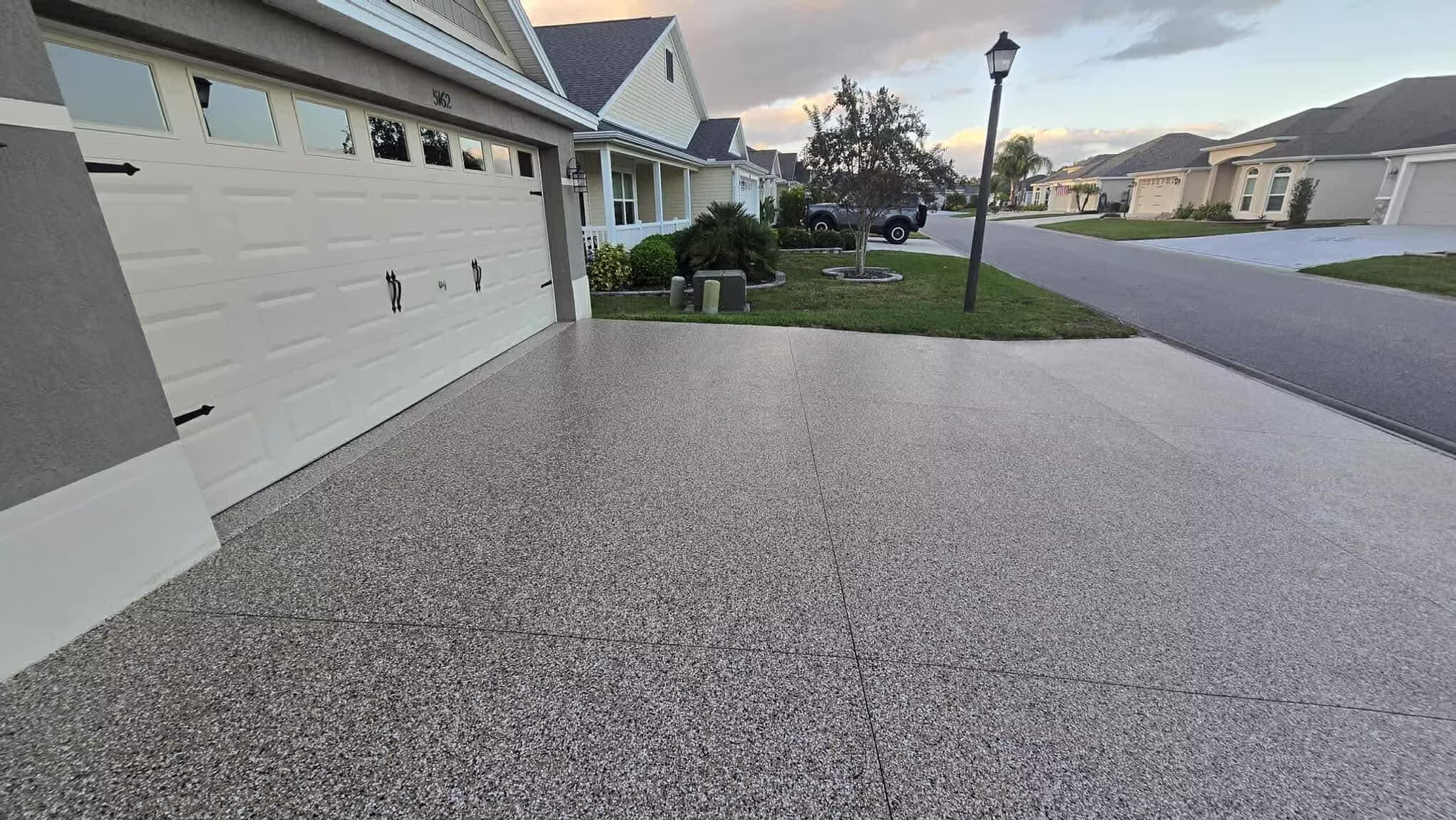 Flake-coated driveway